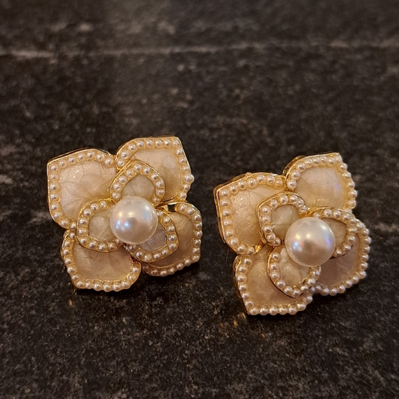 White flower earrings - Picture 3 of 8